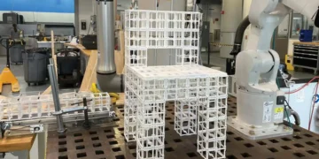 À partir de la consigne « Fabrique-moi une chaise » et du commentaire « Je veux des panneaux sur le siège », le robot assemble une chaise et place des panneaux.