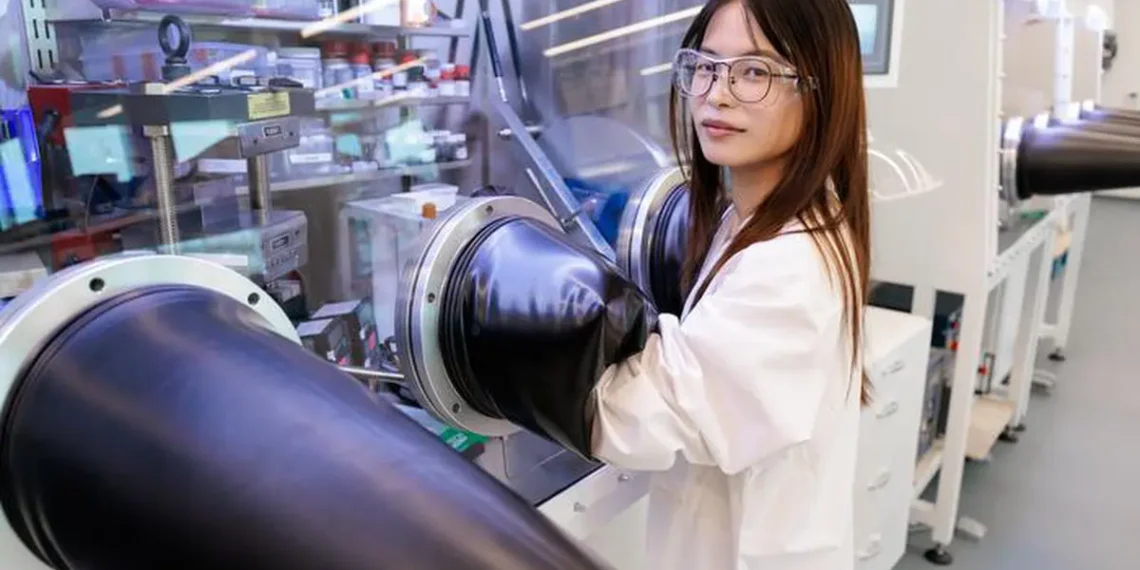 Jing Wang, chercheur postdoctoral travaillant à la Pritzker School of Molecular Engineering de l'Université de Chicago et au Laboratoire national d'Argonne.