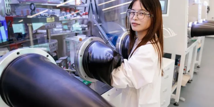 Jing Wang, chercheur postdoctoral travaillant à la Pritzker School of Molecular Engineering de l'Université de Chicago et au Laboratoire national d'Argonne.