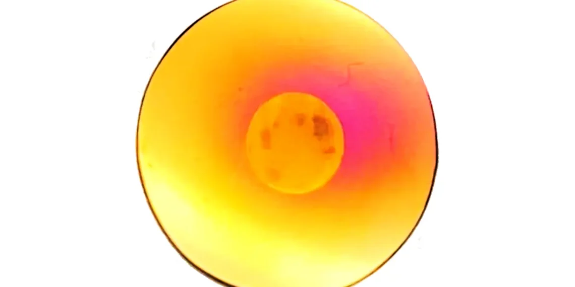 Horloge nucléaire optique : excitation par laser du thorium 229 dans un matériau non transparent