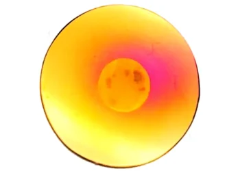 Horloge nucléaire optique : excitation par laser du thorium 229 dans un matériau non transparent