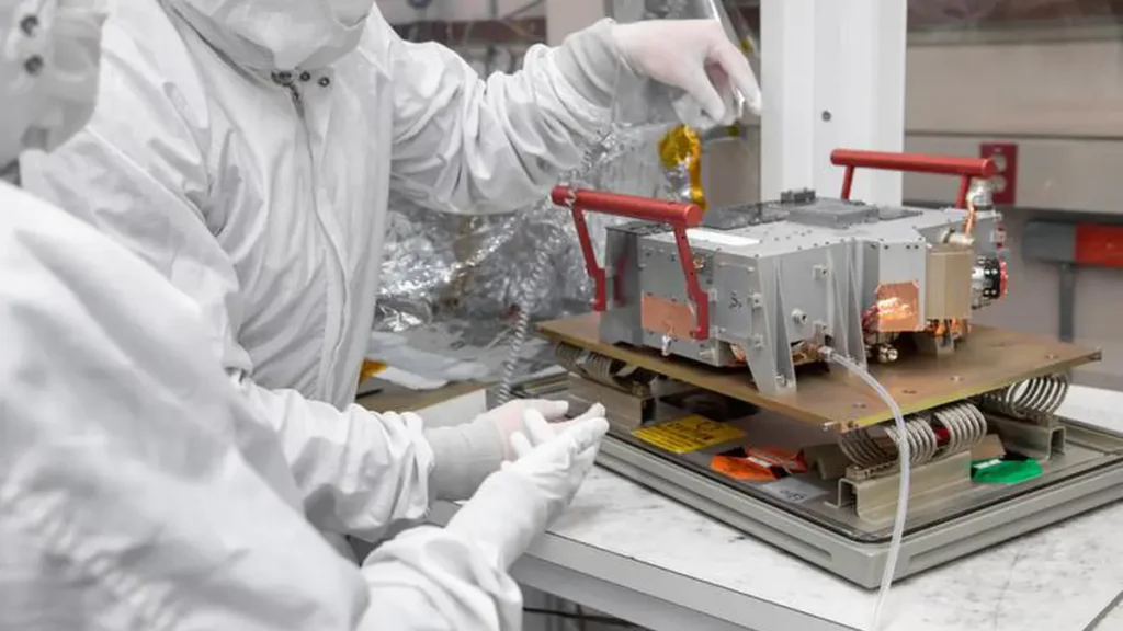 L'instrument UVS dirigé par le SwRI collecte la lumière ultraviolette afin d'évaluer la composition des gaz atmosphériques et des matériaux de surface d'Europe. Il a détecté de l'oxygène, de l'hydrogène et des particules de poussière dans la comète interstellaire 3I/ATLAS et a effectué des observations uniques en aval de ses queues. La co-chercheuse principale adjointe d'Europa-UVS, le Dr Tracy Becker (à gauche), et le chercheur principal d'Europa-UVS, le Dr Kurt Retherford (à droite), sont photographiés avec Europa-UVS lors d'un test en cabine propre.