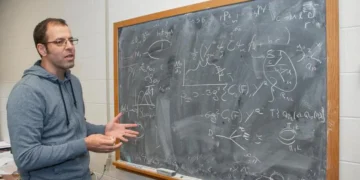 Le professeur Jure Zupan de l'université de Californie est un physicien théoricien qui étudie des sujets tels que la matière noire.