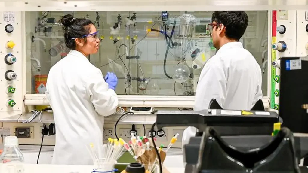 Dr Alyssa-Jennifer Avestro (à gauche) et Aniket Talreja (à droite) au département de chimie de l'université d'Oxford. Crédit : Thomas Player, université d'Oxford.
