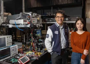 Professeur Andrew POON (à gauche), directeur et professeur du département d'ingénierie électronique et informatique à l'HKUST, et docteur ès sciences.