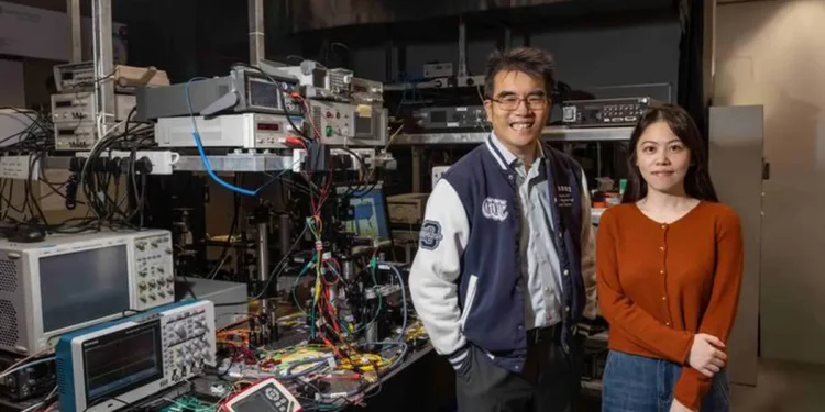 Professeur Andrew POON (à gauche), directeur et professeur du département d'ingénierie électronique et informatique à l'HKUST, et docteur ès sciences.