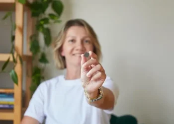 Détective quantique : le Dr Christina Giarmatzi de l'université Macquarie (photo) a dirigé l'équipe qui a créé la première image complète de la façon dont les erreurs se développent au fil du temps à l'intérieur des ordinateurs quantiques. Photo : Kate Field