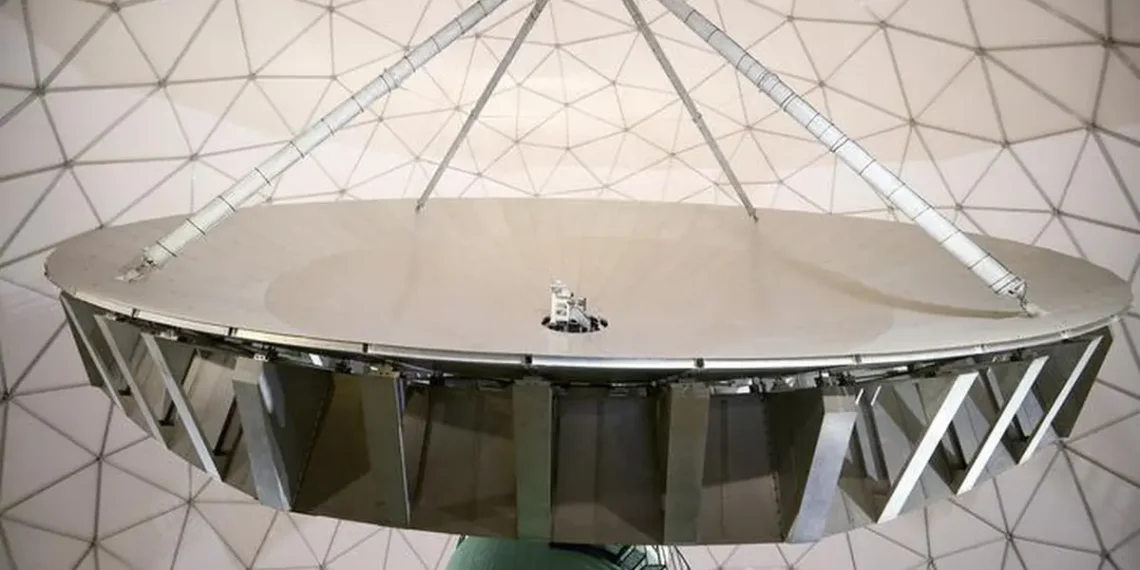 Le télescope de 20 mètres à Onsala, en Suède, célébrera 50 ans d'opération en mai 2026. Le miroir parabolique, de 20 mètres de diamètre, est protégé des intempéries par un dôme rond et blanc à segments triangulaires. La nouvelle caméra est placée derrière le centre de l'antenne. (Photo : Chalmers/Anna-Lena Lundqvist)