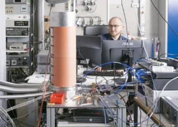 Les chercheurs du KIT souhaitent améliorer la fiabilité des ordinateurs quantiques. Ils étudient actuellement comment les mesures interfèrent avec les qubits.