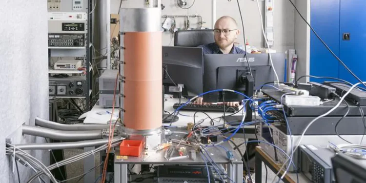 Les chercheurs du KIT souhaitent améliorer la fiabilité des ordinateurs quantiques. Ils étudient actuellement comment les mesures interfèrent avec les qubits.