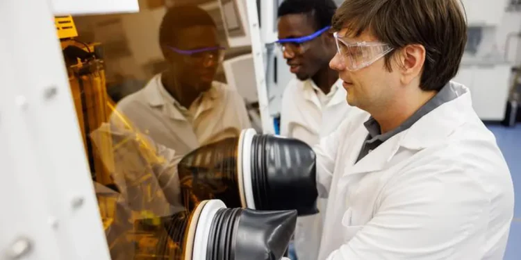 Divers semi-conducteurs à base de pérovskite destinés aux cellules solaires peuvent être produits dans des boîtes à gants en laboratoire. Dr Artem Musiienko (à droite)