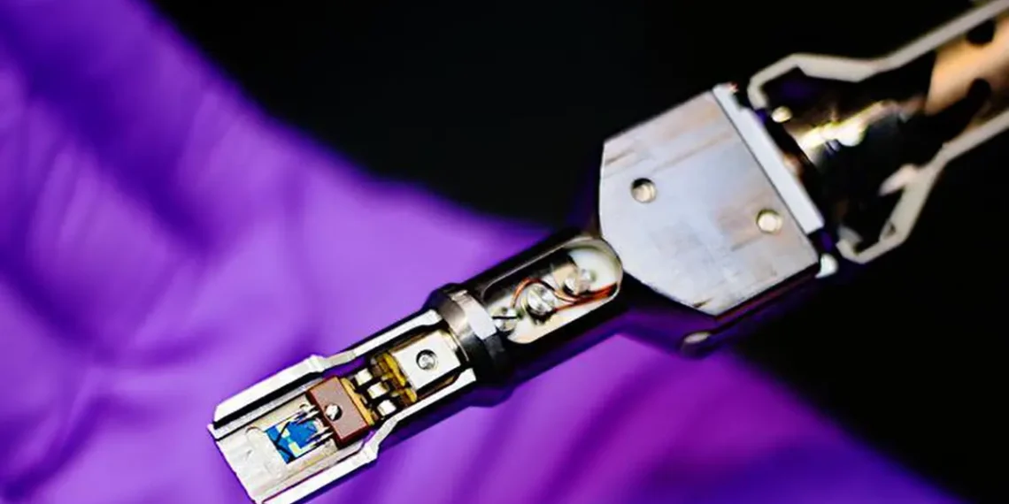 Le module de chauffage Protochips Fusion et la puce utilisés dans le module électrique Nion, qui ont permis aux scientifiques de mener des études contrôlées à haute température dans le vide du microscope.