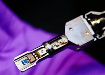 Le module de chauffage Protochips Fusion et la puce utilisés dans le module électrique Nion, qui ont permis aux scientifiques de mener des études contrôlées à haute température dans le vide du microscope.