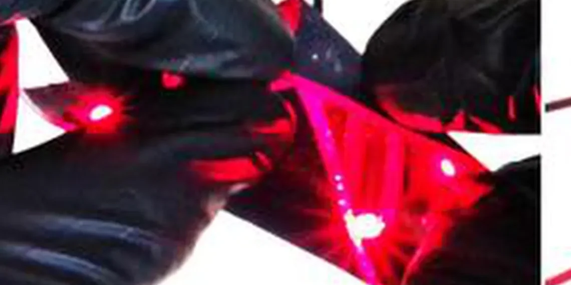 Ce circuit thermocollé crée un motif « VT » qui allume les LED, même lorsqu'il est plié en différentes formes (comme le montrent les images du milieu et de droite).