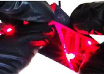 Ce circuit thermocollé crée un motif « VT » qui allume les LED, même lorsqu'il est plié en différentes formes (comme le montrent les images du milieu et de droite).