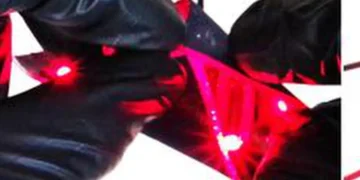 Ce circuit thermocollé crée un motif « VT » qui allume les LED, même lorsqu'il est plié en différentes formes (comme le montrent les images du milieu et de droite).