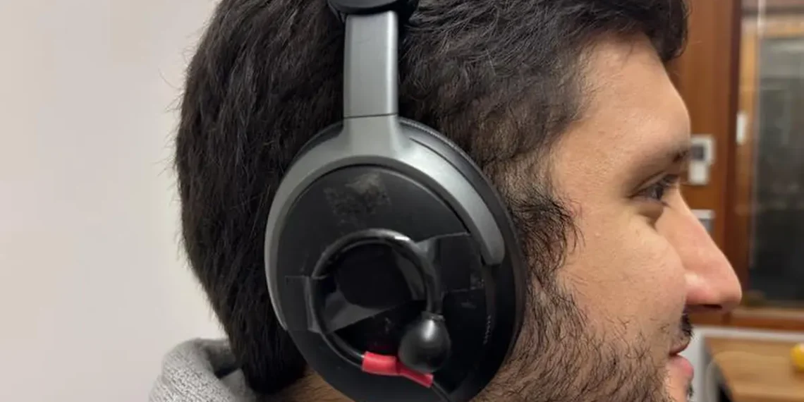 L'équipe de Shyam Gollakota à l'université de Washington a combiné des écouteurs antibruit disponibles dans le commerce avec des microphones binauraux pour créer un prototype d'écouteurs IA à « écoute proactive », illustré ici.