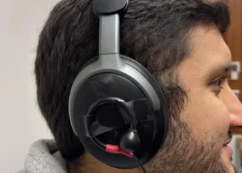 L'équipe de Shyam Gollakota à l'université de Washington a combiné des écouteurs antibruit disponibles dans le commerce avec des microphones binauraux pour créer un prototype d'écouteurs IA à « écoute proactive », illustré ici.