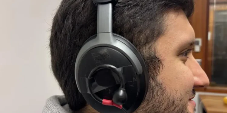 L'équipe de Shyam Gollakota à l'université de Washington a combiné des écouteurs antibruit disponibles dans le commerce avec des microphones binauraux pour créer un prototype d'écouteurs IA à « écoute proactive », illustré ici.