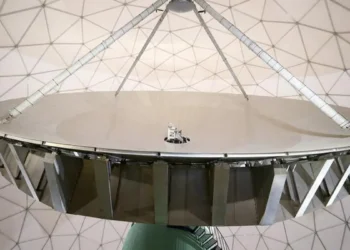 Le télescope de 20 mètres à Onsala, en Suède, célébrera 50 ans d'opération en mai 2026. Le miroir parabolique, de 20 mètres de diamètre, est protégé des intempéries par un dôme rond et blanc à segments triangulaires. La nouvelle caméra est placée derrière le centre de l'antenne. (Photo : Chalmers/Anna-Lena Lundqvist)