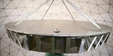 Le télescope de 20 mètres à Onsala, en Suède, célébrera 50 ans d'opération en mai 2026. Le miroir parabolique, de 20 mètres de diamètre, est protégé des intempéries par un dôme rond et blanc à segments triangulaires. La nouvelle caméra est placée derrière le centre de l'antenne. (Photo : Chalmers/Anna-Lena Lundqvist)