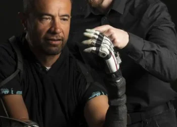 L'auteur principal Marshall Trout, à droite, a travaillé avec quatre personnes amputées pour étudier comment l'IA pourrait être utilisée pour contrôler de manière autonome