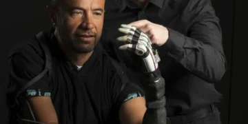 L'auteur principal Marshall Trout, à droite, a travaillé avec quatre personnes amputées pour étudier comment l'IA pourrait être utilisée pour contrôler de manière autonome