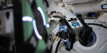 Astrobee est le système robotique volant libre de la NASA. Grâce à Astrobee, les chercheurs de Stanford ont été les premiers à tester le contrôle robotique basé sur l'IA à bord de la Station spatiale internationale. | NASA