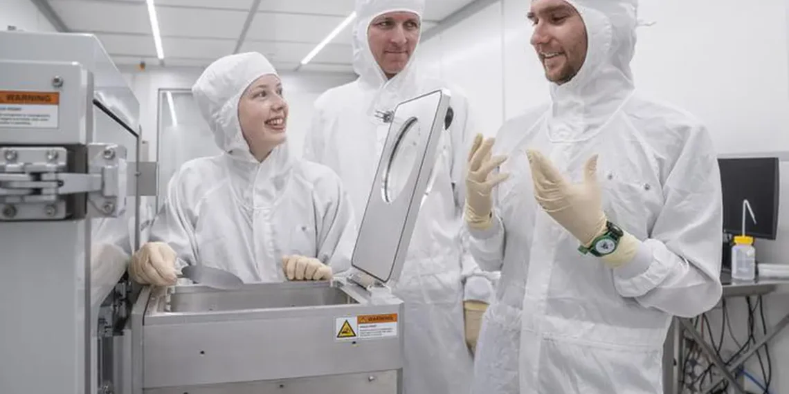 Lauren Riddiford, Aleš Hrabec et Jeffrey Brock (de gauche à droite) dans la salle blanche de Park Innovaare, située juste à côté du PSI. C'est là que de nouvelles structures magnétiques sont créées et modifiées avec précision à l'aide de la technologie laser. (Crédit : © Institut Paul Scherrer PSI / Mahir Dzambegovic)
