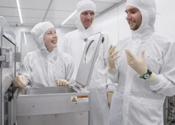 Lauren Riddiford, Aleš Hrabec et Jeffrey Brock (de gauche à droite) dans la salle blanche de Park Innovaare, située juste à côté du PSI. C'est là que de nouvelles structures magnétiques sont créées et modifiées avec précision à l'aide de la technologie laser. (Crédit : © Institut Paul Scherrer PSI / Mahir Dzambegovic)