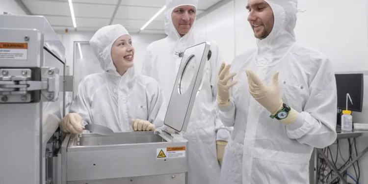 Lauren Riddiford, Aleš Hrabec et Jeffrey Brock (de gauche à droite) dans la salle blanche de Park Innovaare, située juste à côté du PSI. C'est là que de nouvelles structures magnétiques sont créées et modifiées avec précision à l'aide de la technologie laser. (Crédit : © Institut Paul Scherrer PSI / Mahir Dzambegovic)