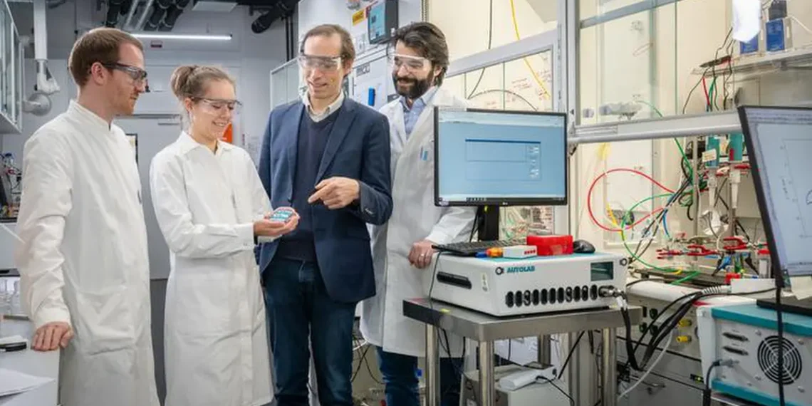 Des chercheurs de l'Université technique de Munich (TUM) ont découvert un moyen d'améliorer la précision des biocapteurs à oxydase courants de 50 % à 99 %, ouvrant ainsi la voie à de nouvelles applications. Les chercheurs ont mis au point un piégeur d'oxygène : une alcool oxydase qui consomme l'excès d'oxygène en le transformant en eau.