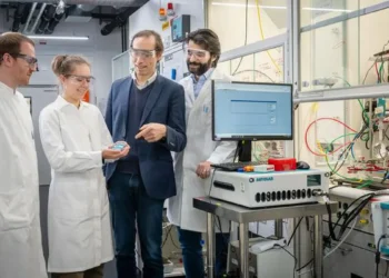 Des chercheurs de l'Université technique de Munich (TUM) ont découvert un moyen d'améliorer la précision des biocapteurs à oxydase courants de 50 % à 99 %, ouvrant ainsi la voie à de nouvelles applications. Les chercheurs ont mis au point un piégeur d'oxygène : une alcool oxydase qui consomme l'excès d'oxygène en le transformant en eau.