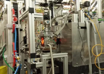 An overview of the experimental setup at DESY in Hamburg reveals the vacuum chamber housing the high-temperature diamond