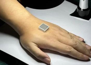 Prototype des transducteurs ultrasoniques personnalisés de WITEC qui adhèrent au corps humain grâce à des matériaux souples bioadhésifs à base de gel