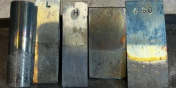 Les effets corrosifs de l'exposition au plomb liquide sont visibles sur ces échantillons de barres en acier inoxydable. Photo : Kin Wing Wo