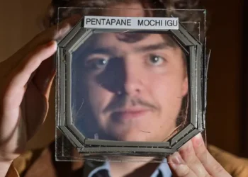 Abram Fluckiger tient un échantillon de panneau carré composé de cinq couches superposées d'un nouveau matériau isolant presque transparent appelé MOCHI, conçu par les chercheurs de l'université de Boulder dans le laboratoire du professeur de physique Ivan Smalyukh.