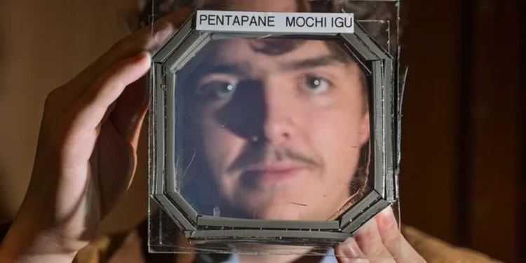 Abram Fluckiger tient un échantillon de panneau carré composé de cinq couches superposées d'un nouveau matériau isolant presque transparent appelé MOCHI, conçu par les chercheurs de l'université de Boulder dans le laboratoire du professeur de physique Ivan Smalyukh.