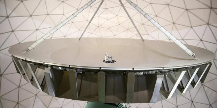 Le télescope de 20 mètres à Onsala, en Suède, célébrera 50 ans d'opération en mai 2026. Le miroir parabolique, de 20 mètres de diamètre, est protégé des intempéries par un dôme rond et blanc à segments triangulaires. La nouvelle caméra est placée derrière le centre de l'antenne. (Photo : Chalmers/Anna-Lena Lundqvist)