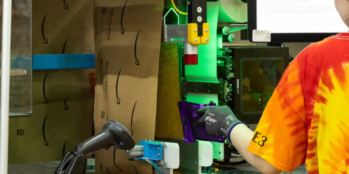 Les premières machines de fabrication automatisée de sacs en papier sur mesure arrivent au centre logistique de Metz, marquant une nouvelle étape dans la stratégie d'Amazon pour réduire et optimiser les emballages de ses clients.