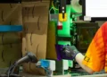 Les premières machines de fabrication automatisée de sacs en papier sur mesure arrivent au centre logistique de Metz, marquant une nouvelle étape dans la stratégie d'Amazon pour réduire et optimiser les emballages de ses clients.