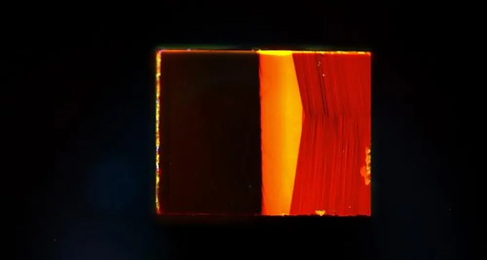 Échantillon de diamant présentant le défaut NsH-C0 sous illumination UV. Crédit : Junn Keat/Université de Warwick