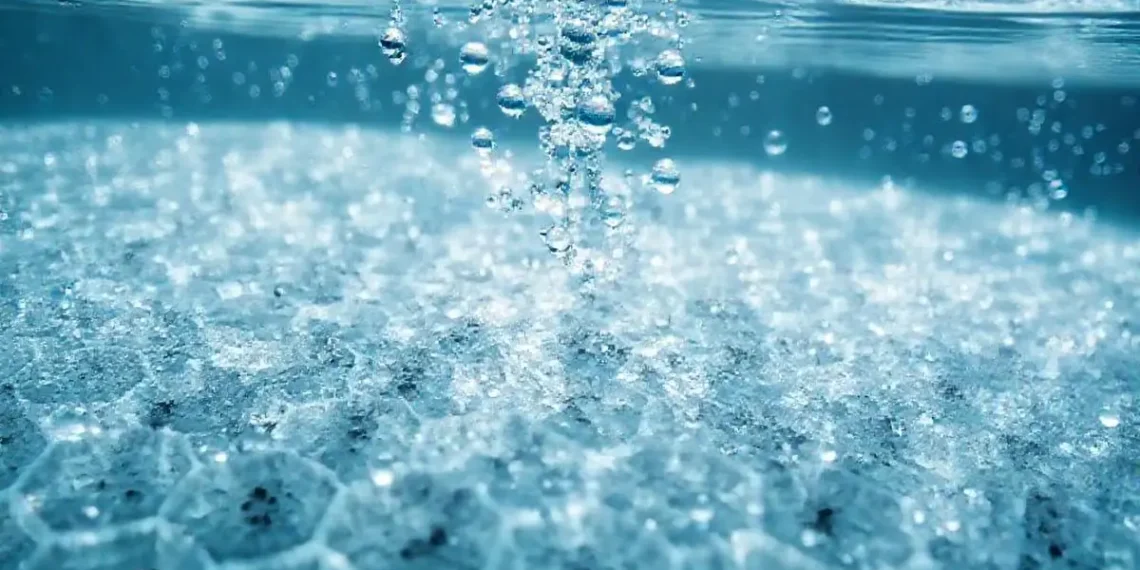 Un matériau conçu utilise la lumière pour détruire les PFAS et autres contaminants