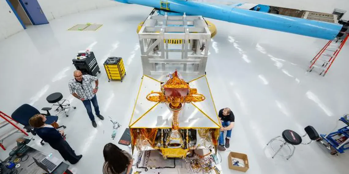 Karen Rogers, à gauche, Orlando Abeyta et Leticia Mercado discutent des essais du rover VIPER au Superfuge, tandis que Chad Heitman, à droite, travaille sur les capteurs destinés aux essais au Sandia National