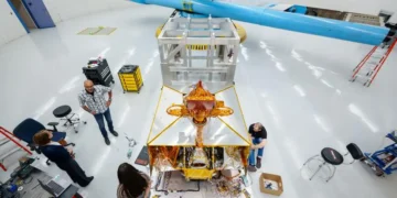 Karen Rogers, à gauche, Orlando Abeyta et Leticia Mercado discutent des essais du rover VIPER au Superfuge, tandis que Chad Heitman, à droite, travaille sur les capteurs destinés aux essais au Sandia National