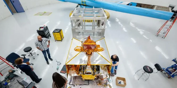 Karen Rogers, à gauche, Orlando Abeyta et Leticia Mercado discutent des essais du rover VIPER au Superfuge, tandis que Chad Heitman, à droite, travaille sur les capteurs destinés aux essais au Sandia National