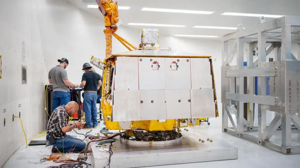 Orlando Abeyta travaille sur le câblage avant de placer une cage autour du rover VIPER et de le fixer au bras du Superfuge aux Laboratoires nationaux Sandia.