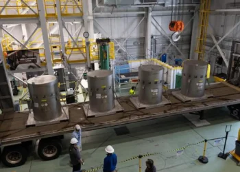 Les membres du personnel opérationnel de l'INL se préparent à décharger les conteneurs renfermant le combustible TRISO qui alimentera le projet Pele.