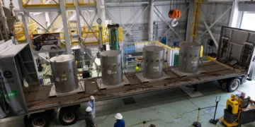 Les membres du personnel opérationnel de l'INL se préparent à décharger les conteneurs renfermant le combustible TRISO qui alimentera le projet Pele.