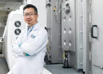 Le professeur adjoint Hou Yi et son équipe de recherche de l'Université nationale de Singapour ont mis au point une nouvelle méthode de dépôt en phase vapeur qui peut être utilisée pour produire à l'échelle commerciale des cellules solaires tandem en pérovskite-silicium offrant une stabilité opérationnelle supérieure.